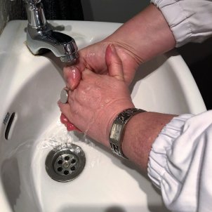 Lávate las manos antes de manipular tus lentillas
