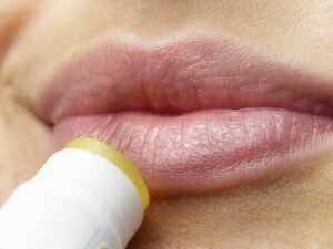 Recuerda mantener una buena hidratación en los labios